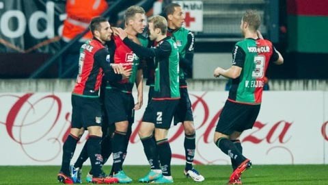 伯恩在采访 伯恩在采访