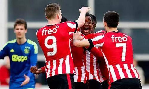 球迷们不仅 球迷们不仅